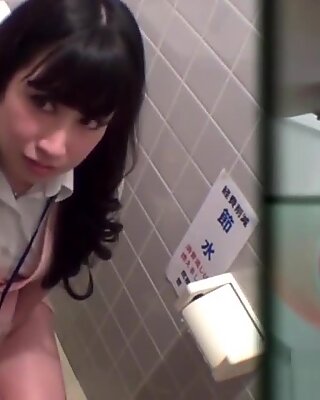 Pissing japanese babes