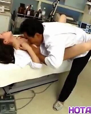 Japansk av modell sköterska är knullad oralt och i cooter av doktor
