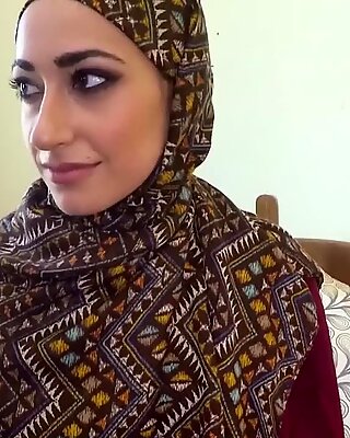 Femeia arabă în Hijab are sex cu om mare