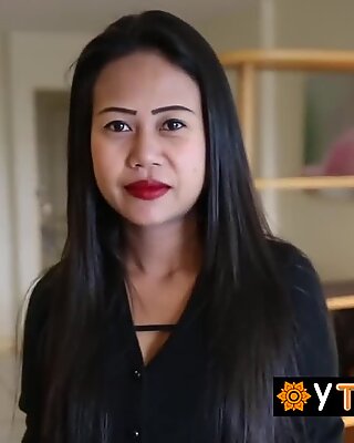 Asiatisk brud välkomnas till hotellet med en stor kuk i sin fitta