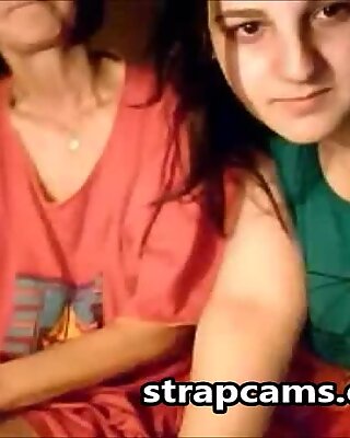 Bà Ngánh và cháu gái hiển thị hàng nhanh lồn và ngực trên webcam