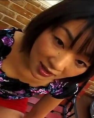 اليابانية شرموطة ميوكي هاشدا تظهر جسدها عرض على كاميرا