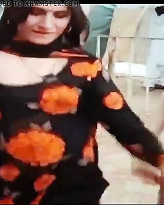 Hinduski Pakistanki Shemales Dance and Show Boobs