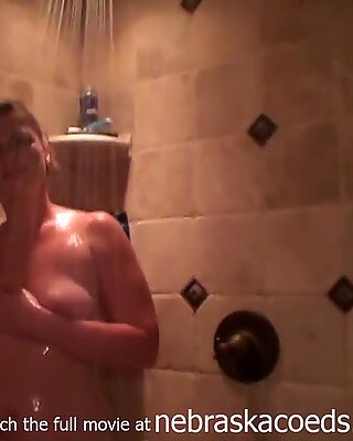 Amatorki iowa żony denerwują się, ale pozwalają mi filmować jej prysznic