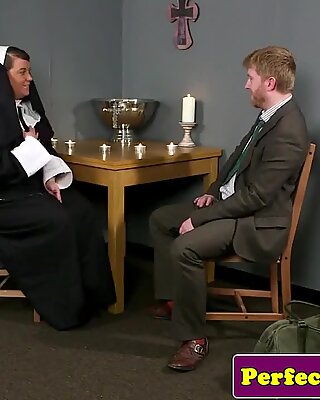 Knubbig brit nunna kuksugning tills ansiktet spunked