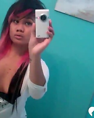 Asiatisk med rosa hår poseren uten hennes truser