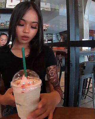 Ładna tajska nastolatka na randce zostaje zerżnięta na pieska w hotelu