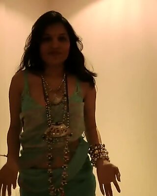 Intialainen eroottinen tanssivideo etelä-aasialaisesta lutkasta kavya sharma