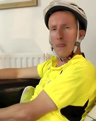 Britse Rijpevrouw in Kousen pakt fietser op voor fuck