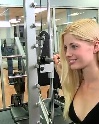Charlotte Stökely trainiert in einem Fitnesstudio