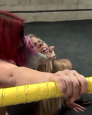 Cuntbusting lezzy sul ring