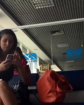 Откровенное горячее бразильское ступни сгоэплат болтается в аэропорту