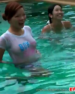 Сексуальное тайское девушки в бассейне