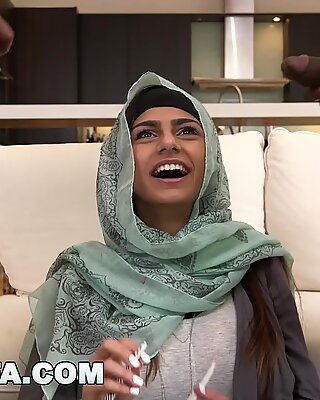 Mia Khalifa - nagy csöcsök arab pornósztár megcsalja barátját két fekete jóképű pasikkal
