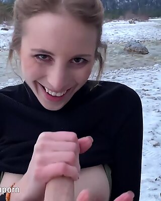 Mydirtyhobby - tettona teenager si fa sborrata enorme in faccia mentre scopa nella neve