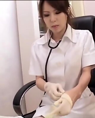 اليابانية ممرضة استمناء باليد مع قفازات قفازات