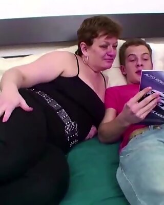 Großmutter unterrichten junger Junge, um den Penis in Arschloch zu ficken und Penis zu setzen