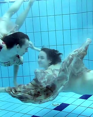 Anna Netrebko und Lada Poheshuk Unterwasser Lesbos