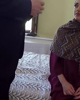 Muslim Soldier Első Alkalma A Lány ma nem tudta fizetni a szállodában.