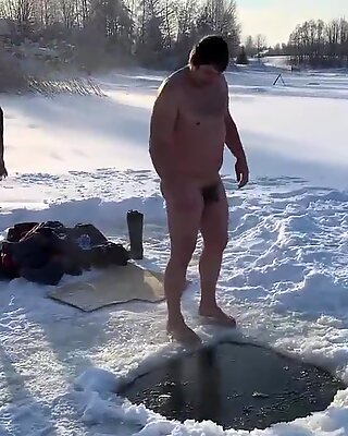 Homme saute dans le trou de glace https://nakedguyz.blogspot.com