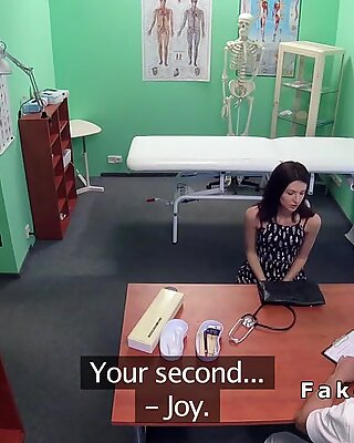 Lékař jí a šuká Zarostlé kundu pacienta