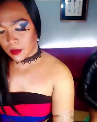 Dois travestis bater punheta no show da webcam