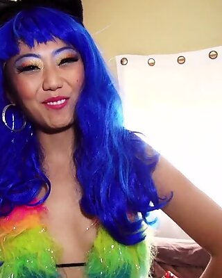 Gadis cosplay asia dengan wig biru menginginkan penis di memeknya