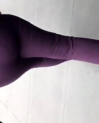 Большая жопа милф в фиолетовом платье штаны