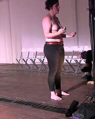 Meg Foley pede ao público para expor seus peitos gordurosos