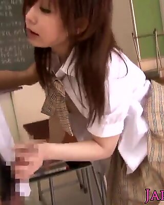 Petite asiatisk skolflicka i klassrummet