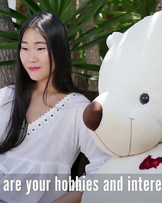 Chinês tímido Rapariga dá uma Entrevista antes do primeiro sexo anal.