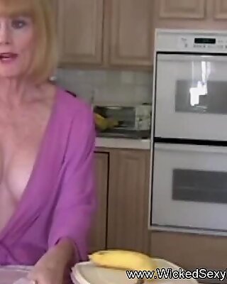 Прерывание Бабуля в кухнях с сексом