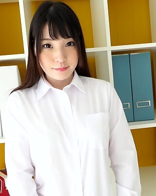 Japansk tjej mahiro visar sin gula trosor