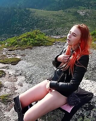 Jente bestemte seg for å slappe av, onanere fitte og få en orgasme høyt i fjellet!