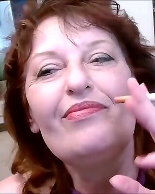 Hot bestemor røyker plage og snakker skitten i kamera