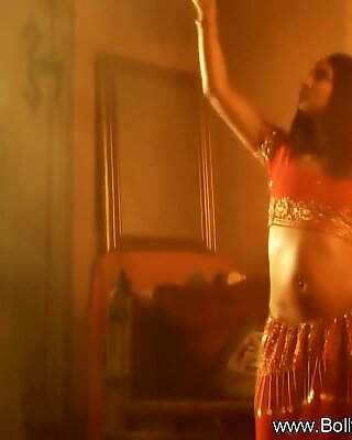 Beaux indiens dansent pour exciter
