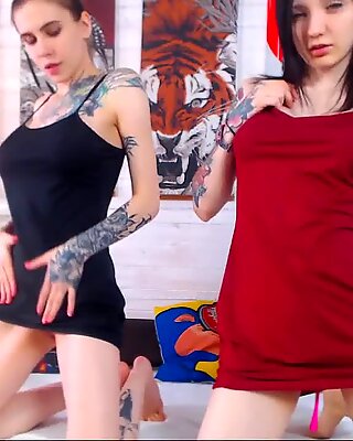 Două lesbiene de bruneta Amator cu Sâni Mari pe webcam
