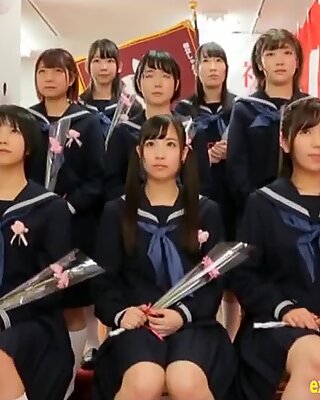 Japansk schoolgirls kom ihop och hade en Gruppsex precis i skolan.
