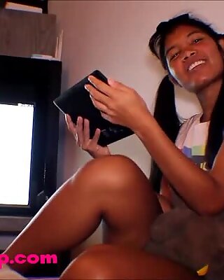Thailandske teenager Heather Deep giver deepthroat throatpie til ny bærbar tablet