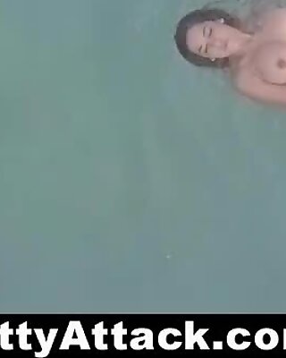 Tittyattack - 큰 젖퉁이 마른여자 (이카이브) fucked by the 수영장