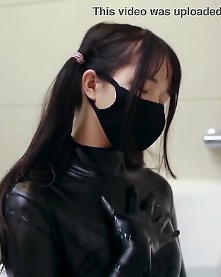 [fejira com] sød asiatisk pige bad in læder bodysuit