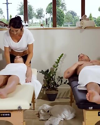 Milf masajista le da a pareja un masaje inolvidable a trios