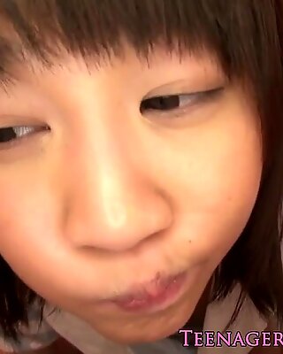 Japanilainen koulutyttö sormeiltu ennen suihinottoa