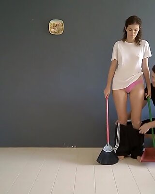 Она се покаје док раде кућне послове