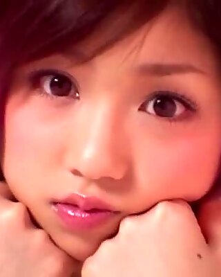Fevkalade Sexy Fıstık Yuko Ogura, Süslü kıyafet giyer ve Kamera'da pozlar