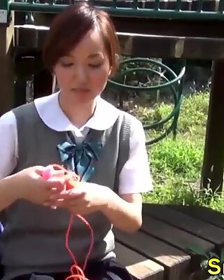 Azjatki Nastolandk jeździ zabawką