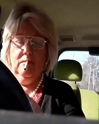 Italiensk mormor onanerar i hennes bil