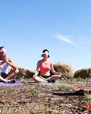 Zeytin ve danny uyandırıcı bir meditasyon pratiğine dalıyor Bu videoyu bildir