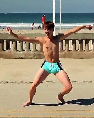 Minet dansant dans la plage avec speedo bulge / novinho dan & ccedil_ando sunga N / a praia