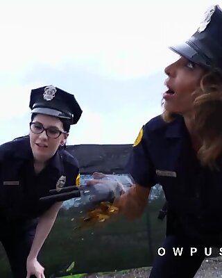 Två kvinnliga poliser arresterar stor kuk svart